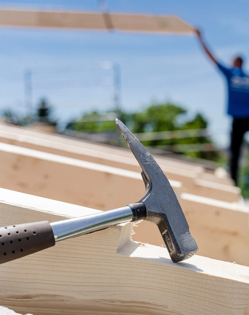 Zimmerei & Holzbau mit Tradition: Zimmerei Merkle GmbH, Weißenhorn. Zimmererhandwerk im Privat- und Gewerbebau. Von EFH bis Verbrauchermarkt.